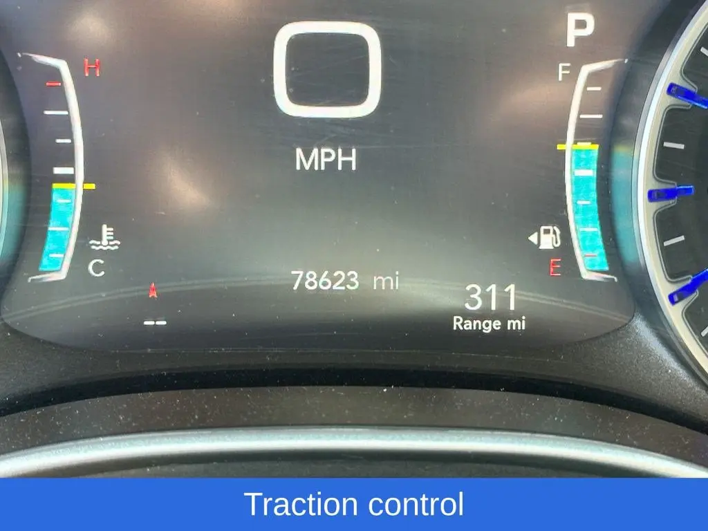 2023 Chrysler Pacifica Touring L photo 3