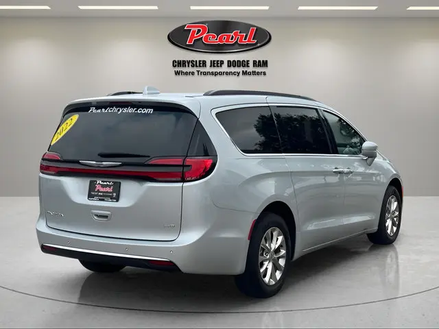 2022 Chrysler Pacifica Touring L photo 3