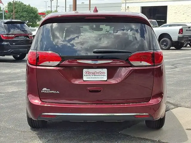 2018 Chrysler Pacifica Touring Plus photo 3