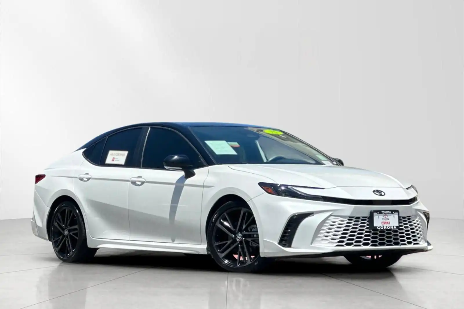 2025 Toyota Camry XSE Hybrid's photo