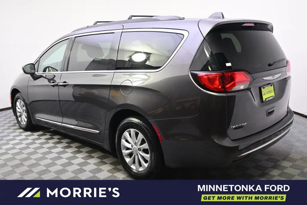 2017 Chrysler Pacifica Touring-L photo 3