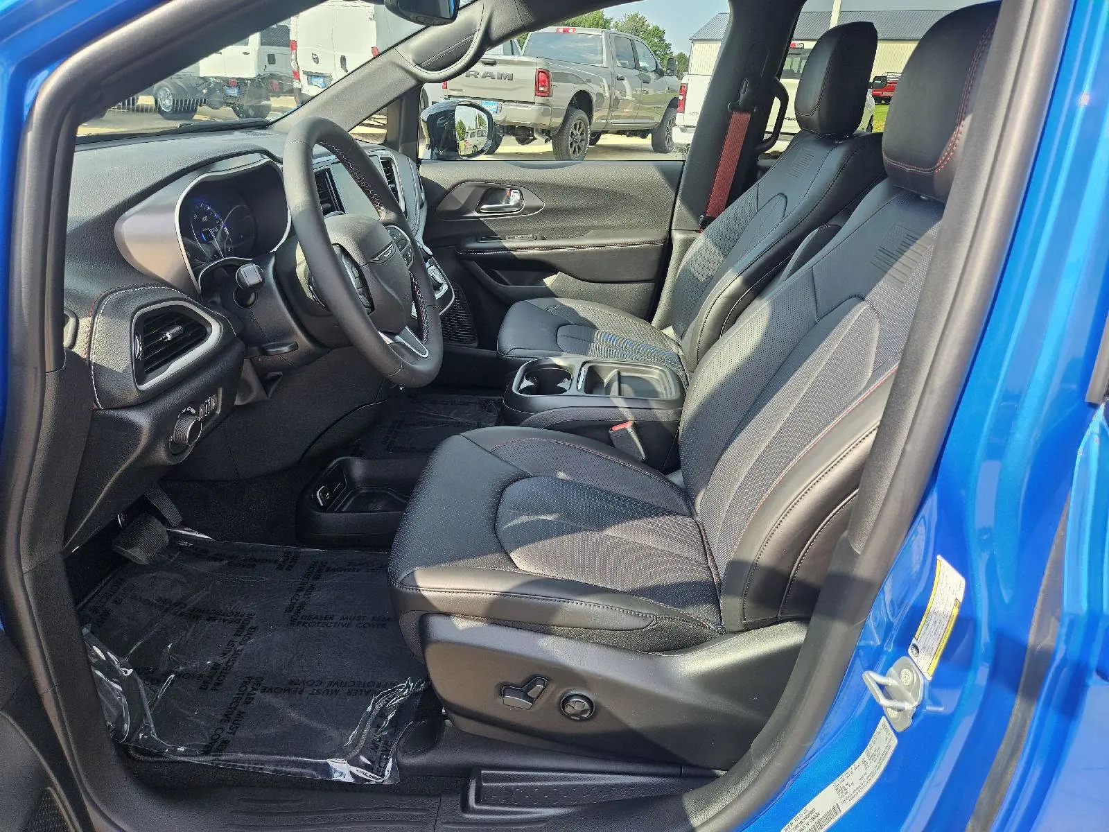 2027 Chrysler Pacifica Select photo 3