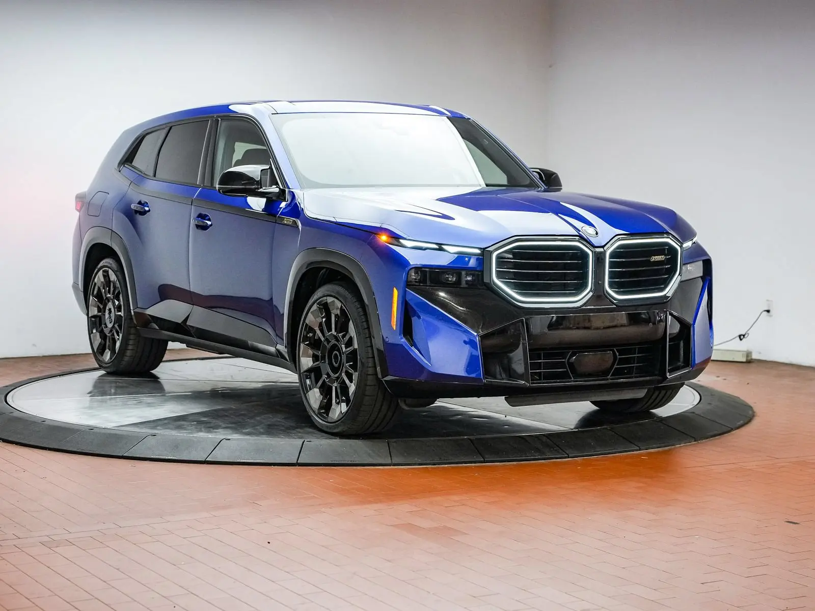 2023 BMW XM Base photo 3