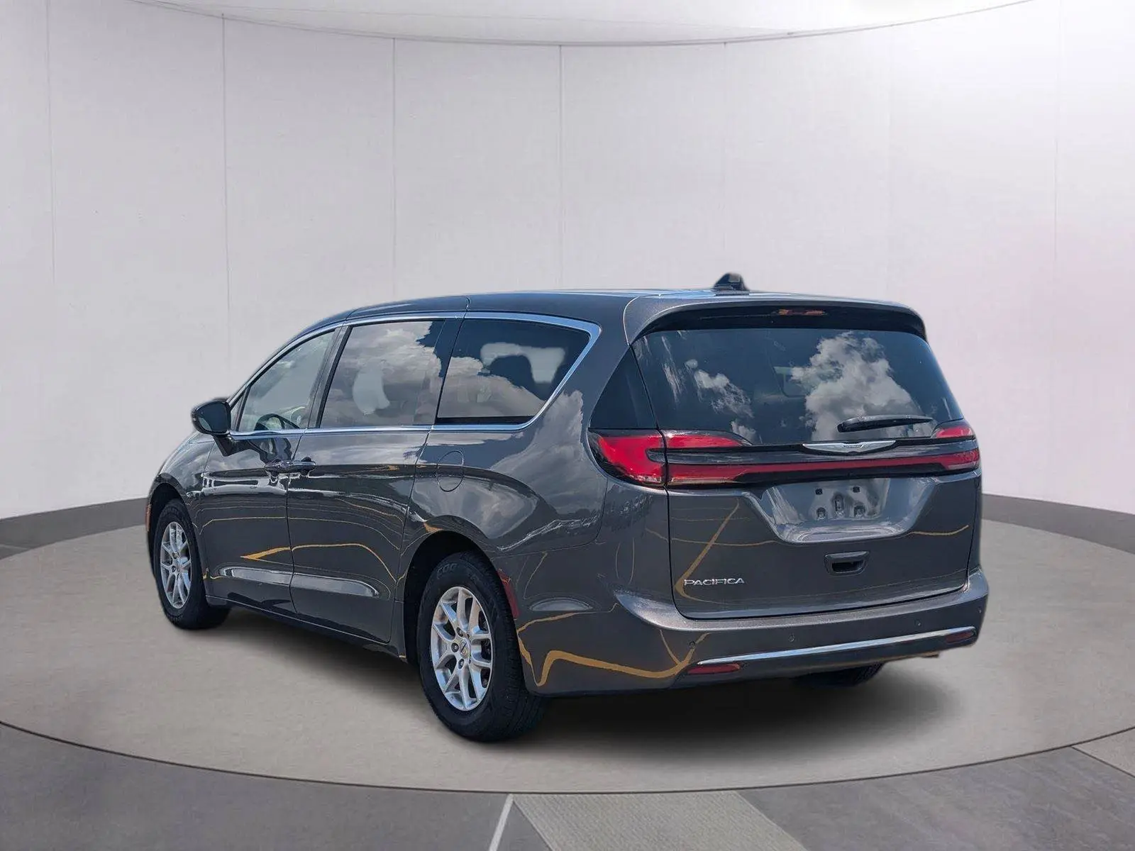 2023 Chrysler Pacifica Touring L photo 3
