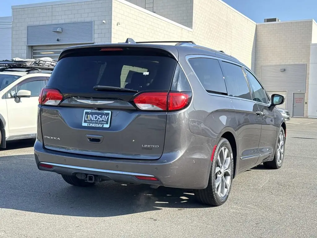 2017 Chrysler Pacifica Limited photo 4