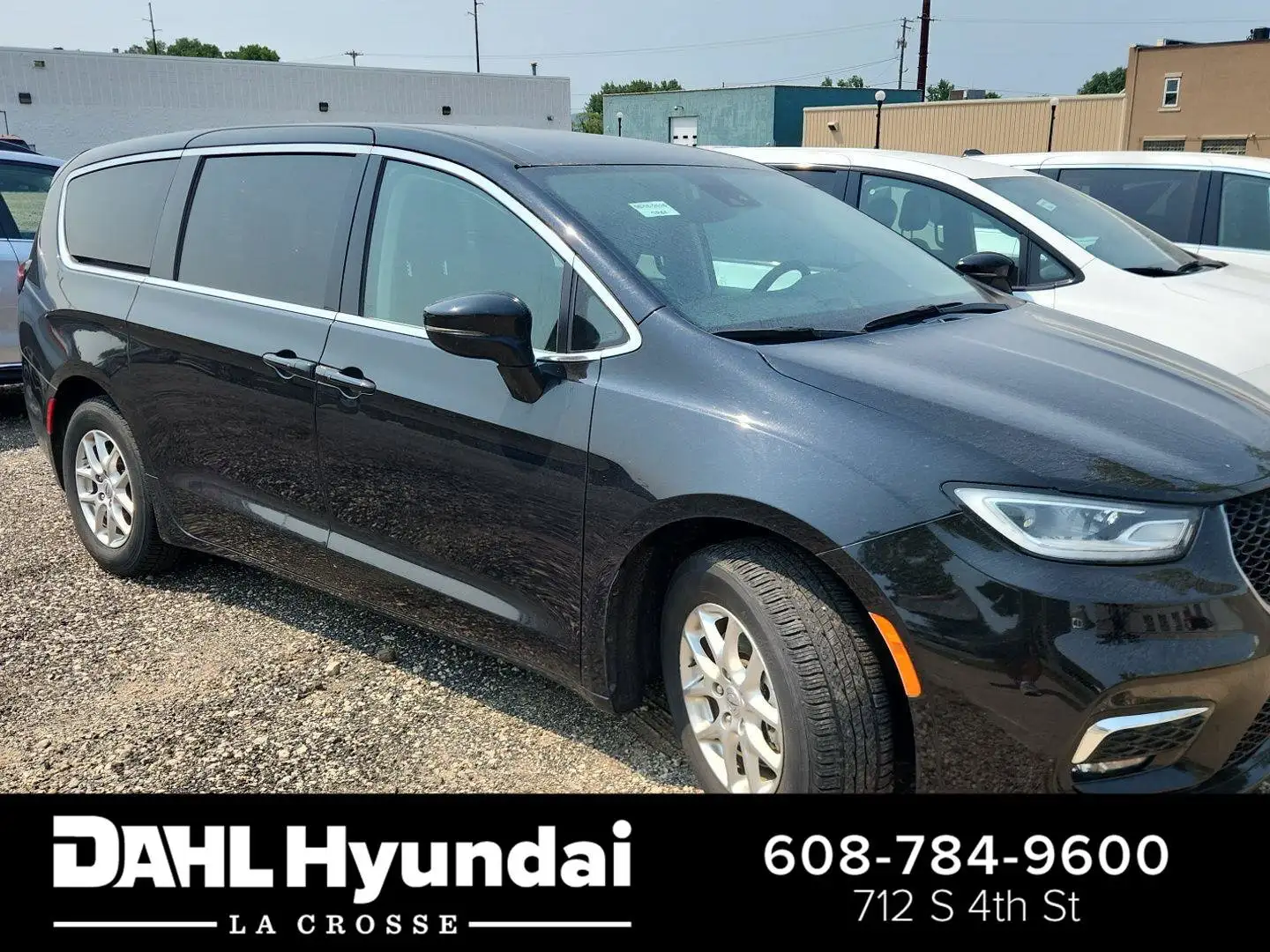 2024 Chrysler Pacifica Touring L's photo