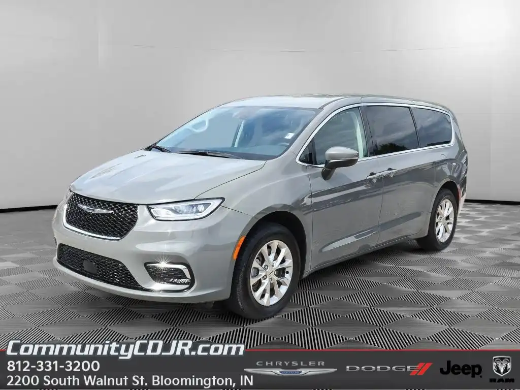 2023 Chrysler Pacifica Touring L AWD's photo