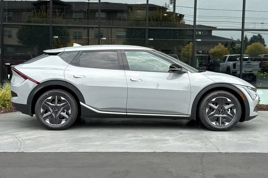 2026 Kia EV6 L Light R photo 3