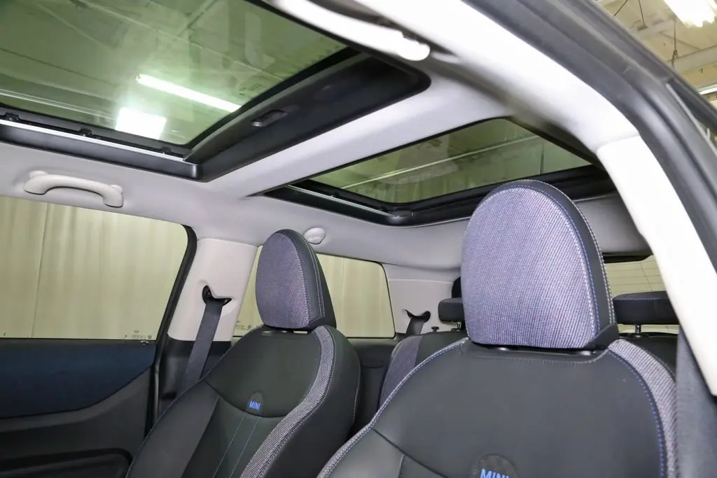 2025 MINI Hardtop Cooper photo 3