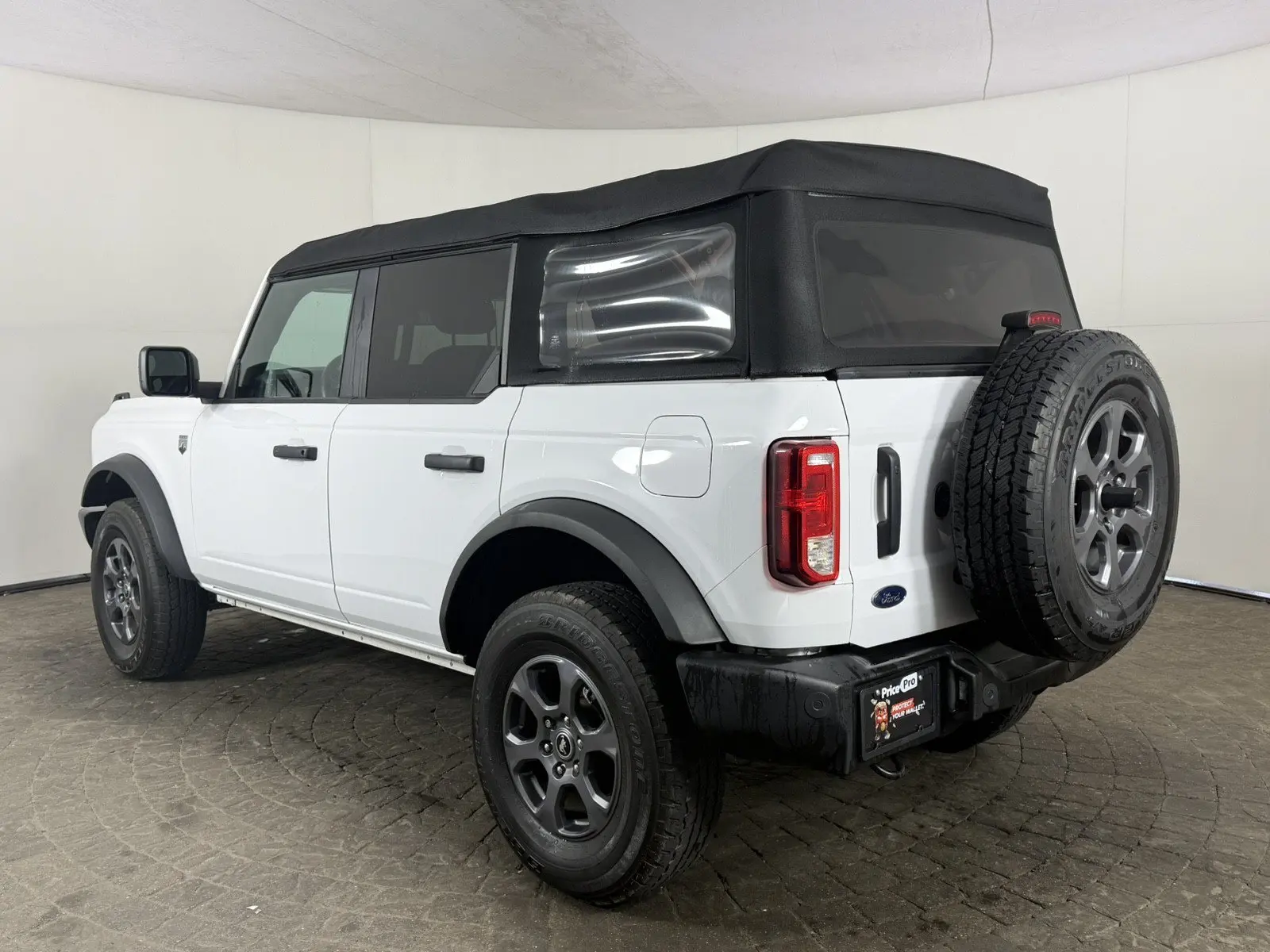 2023 Ford Bronco Base 4x4 photo 5