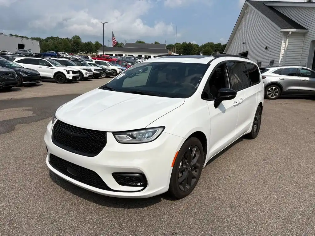 2025 Chrysler Pacifica Limited's photo