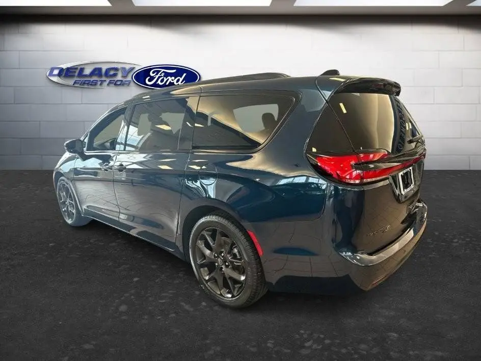 2025 Chrysler Pacifica Limited photo 3