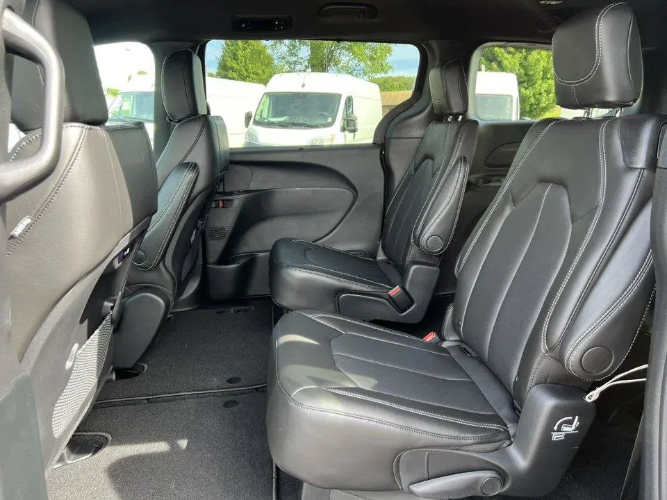 2027 Chrysler Pacifica Select AWD photo 4