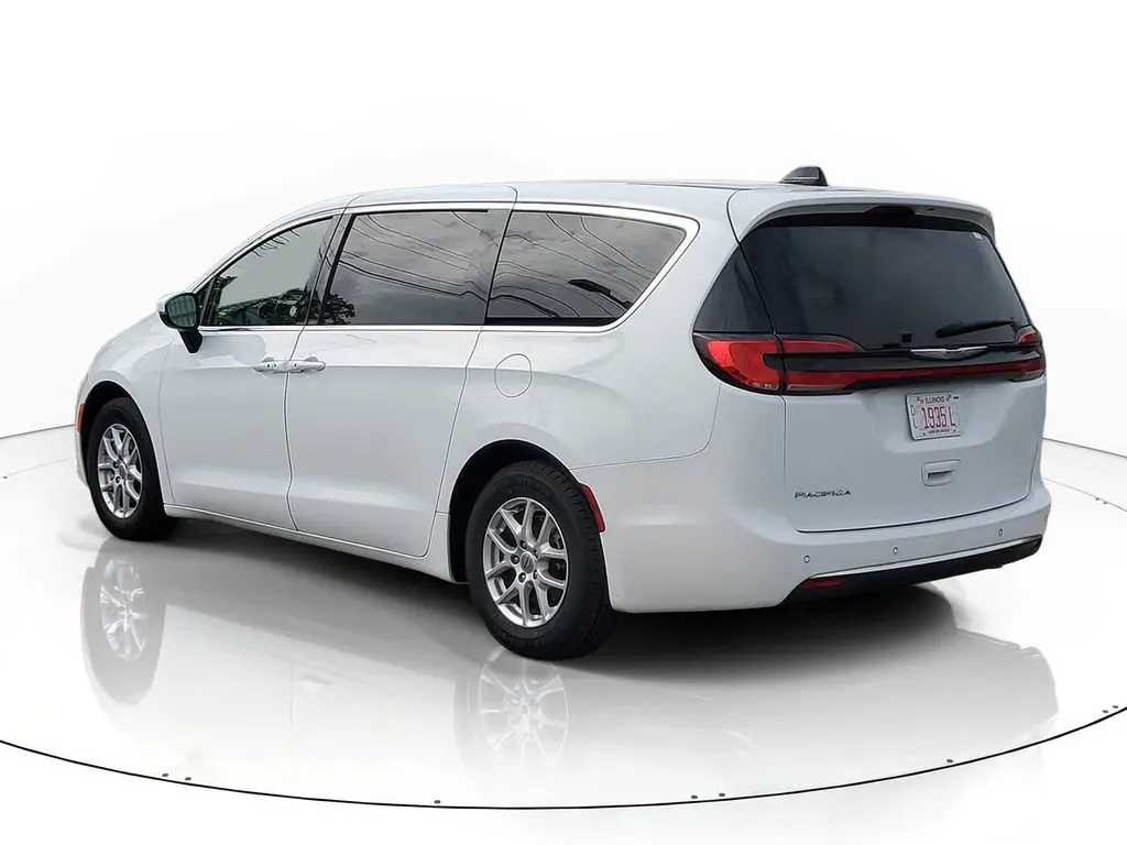 2023 Chrysler Pacifica Touring L photo 3