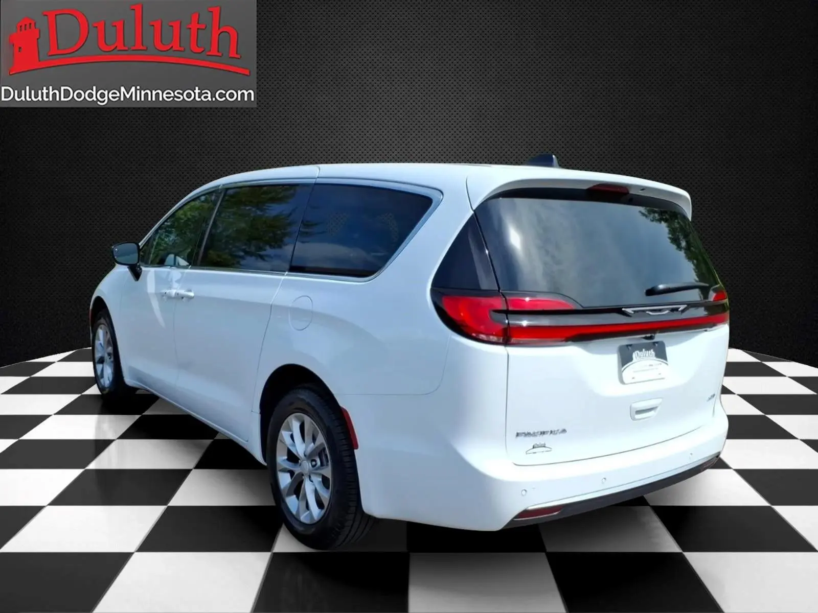 2027 Chrysler Pacifica Select AWD photo 4