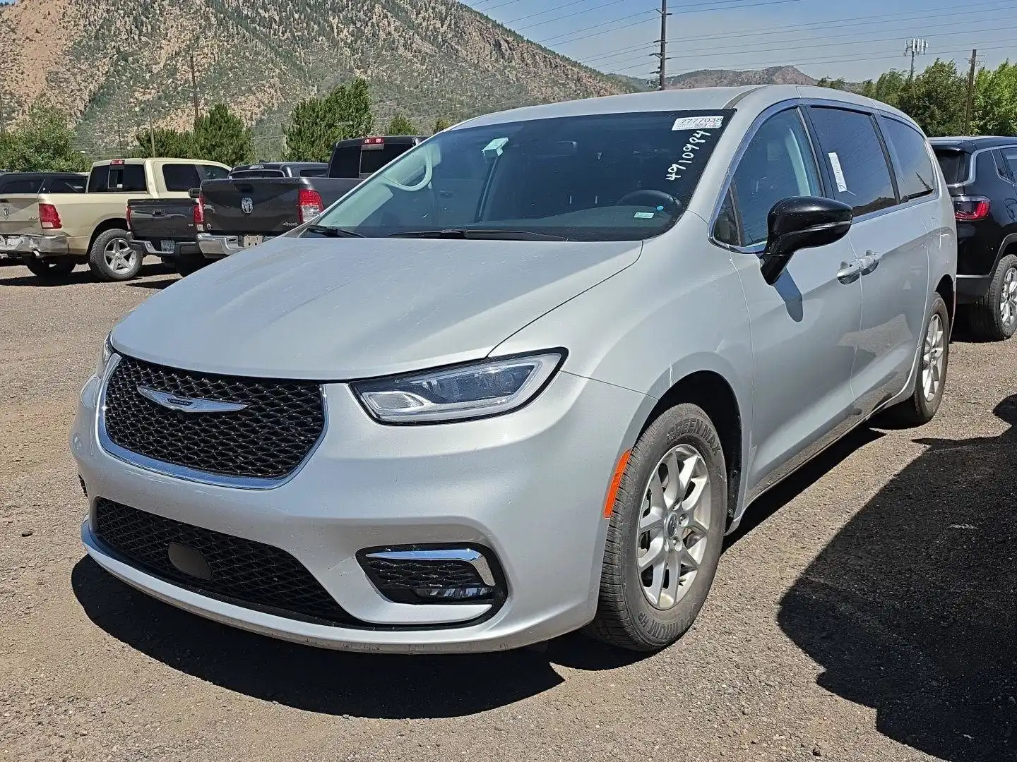 2024 Chrysler Pacifica Touring L's photo