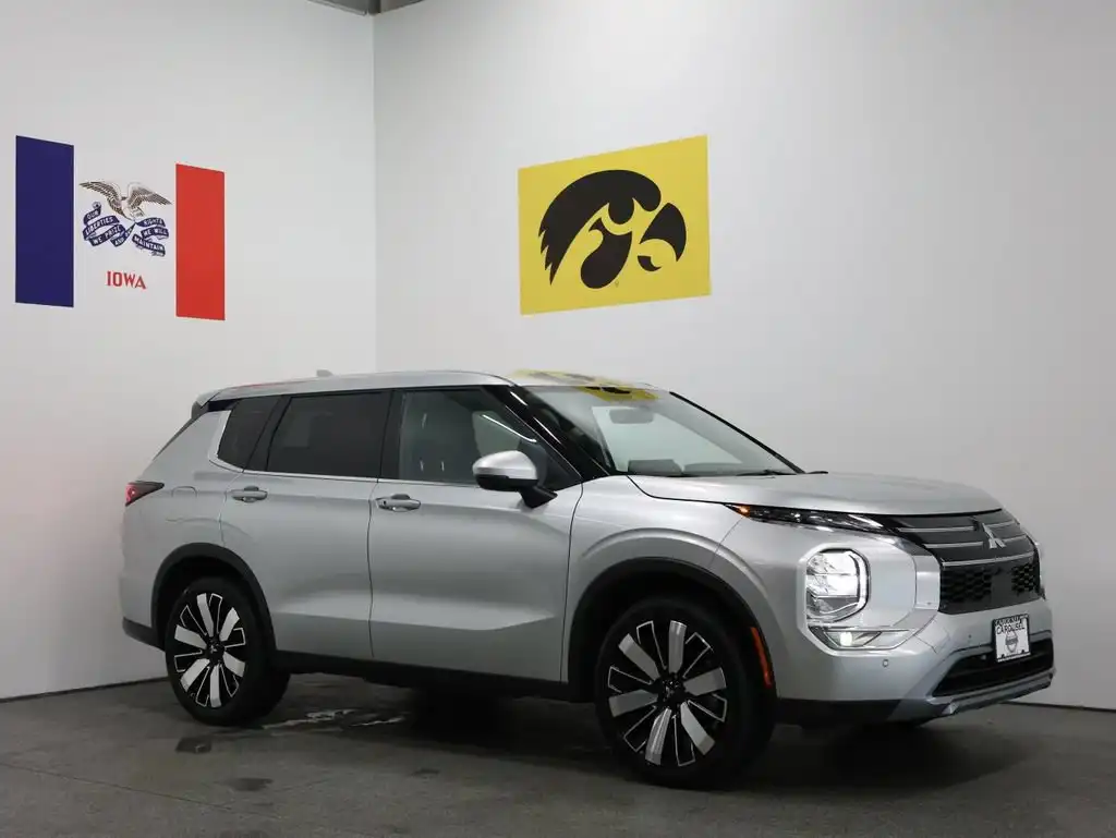 2025 Mitsubishi Outlander SE 2WD's photo