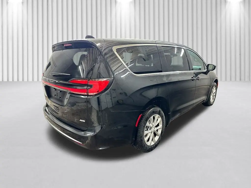 2027 Chrysler Pacifica Select AWD photo 5