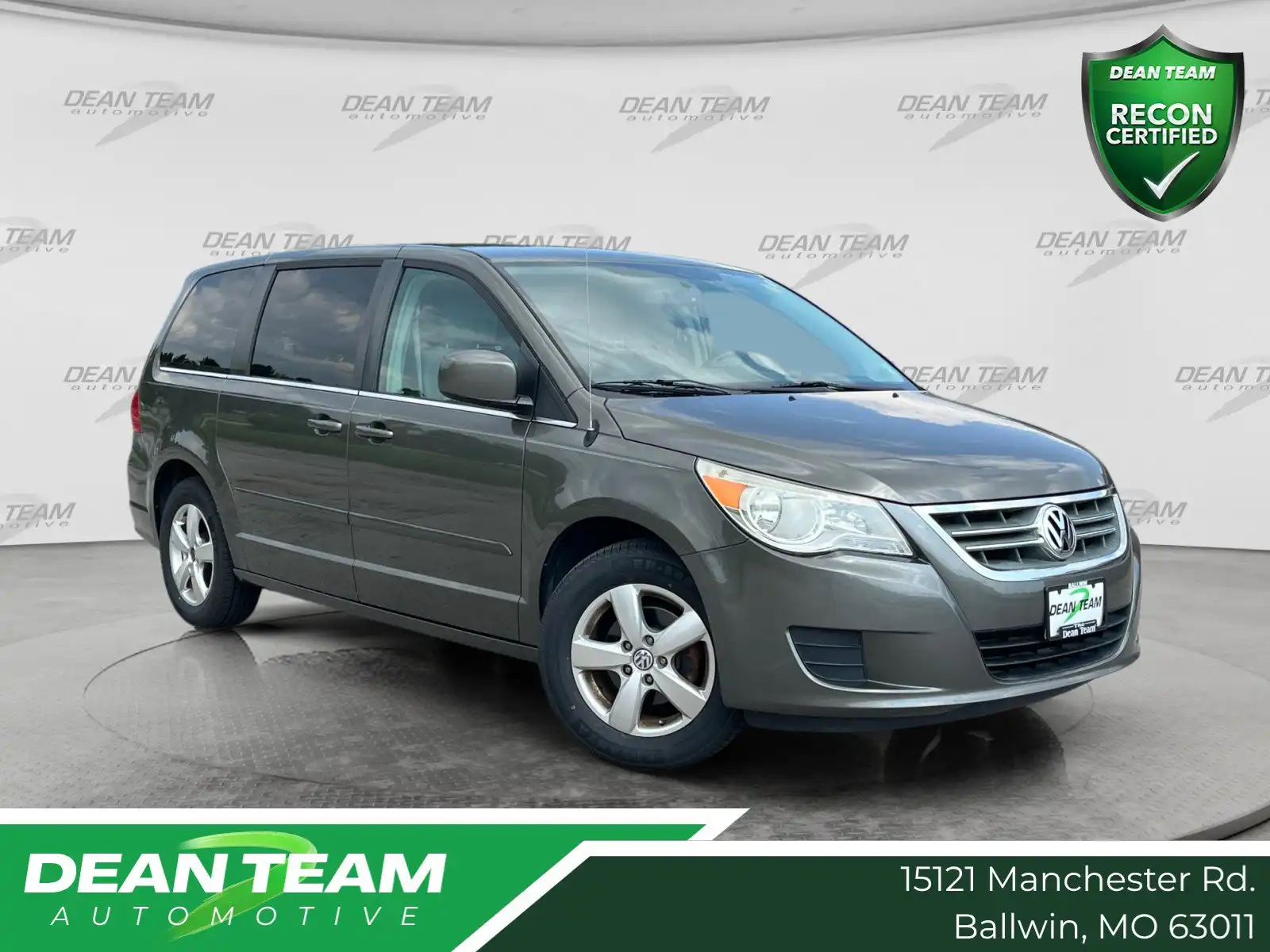 2010 Volkswagen Routan SE's photo