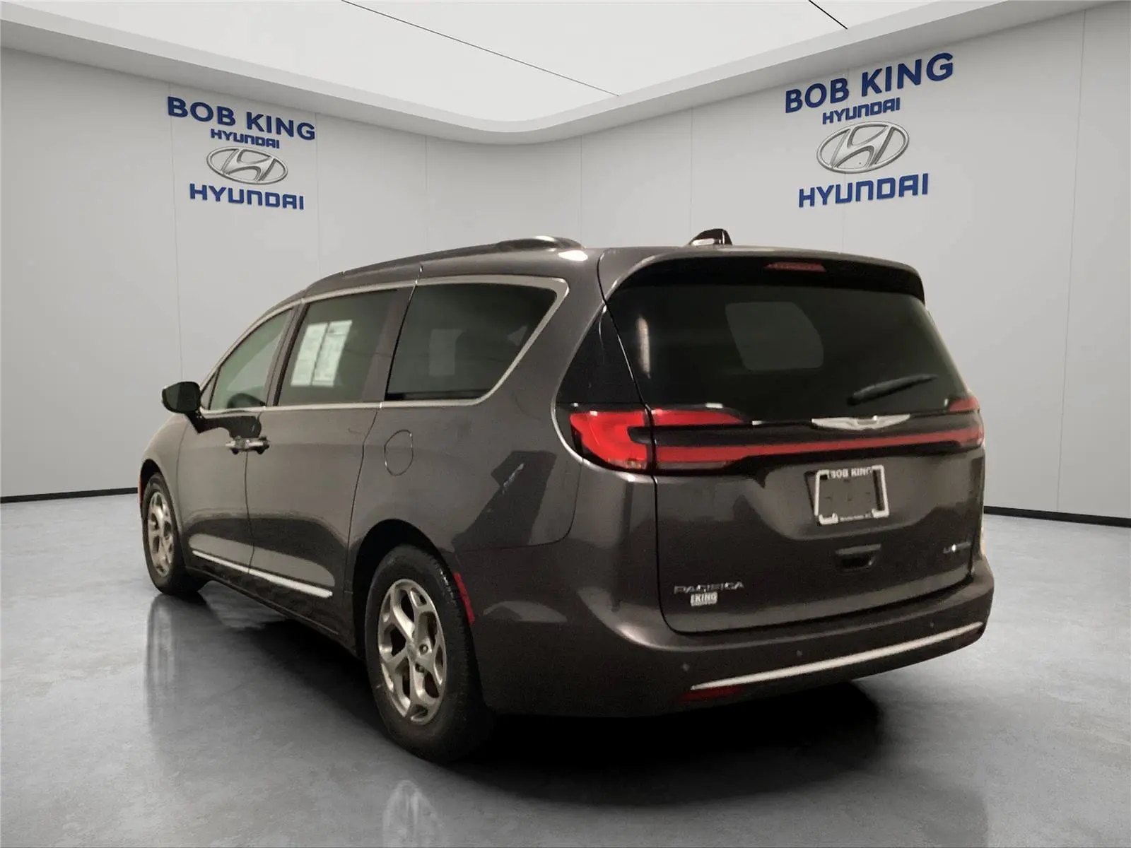 2023 Chrysler Pacifica Limited photo 3