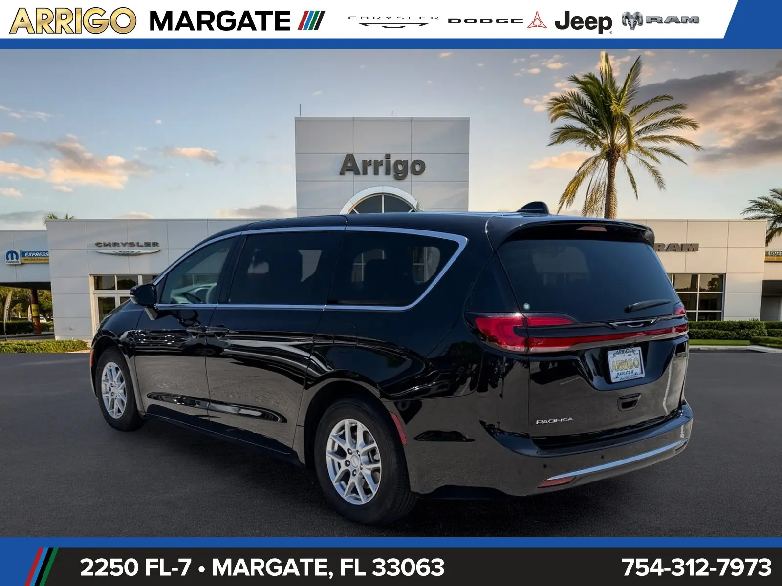 2027 Chrysler Pacifica Select photo 5