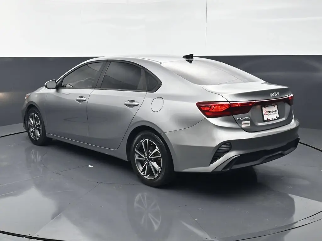 2022 Kia Forte LXS Auto photo 3