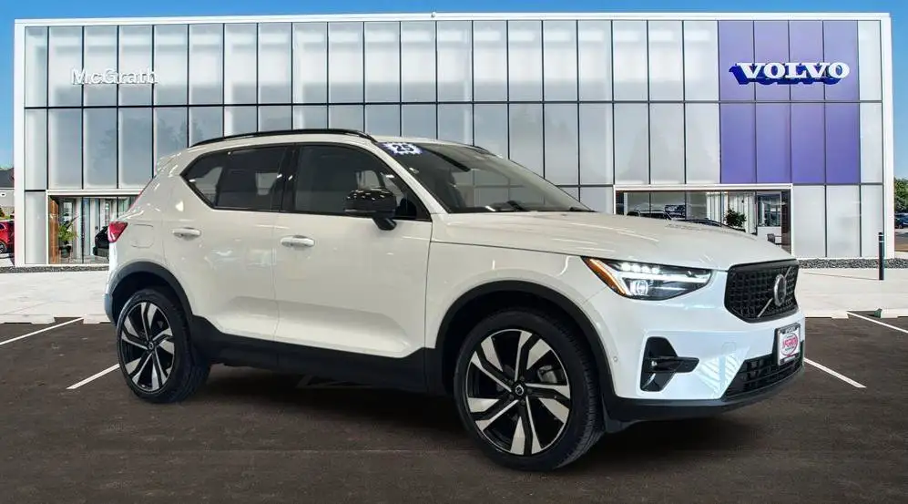 2025 Volvo XC40 B5 Ultra Dark AWD's photo
