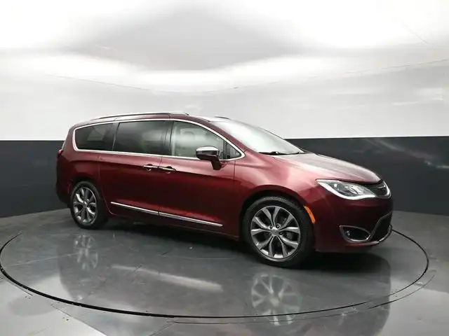 2019 Chrysler Pacifica Limited's photo