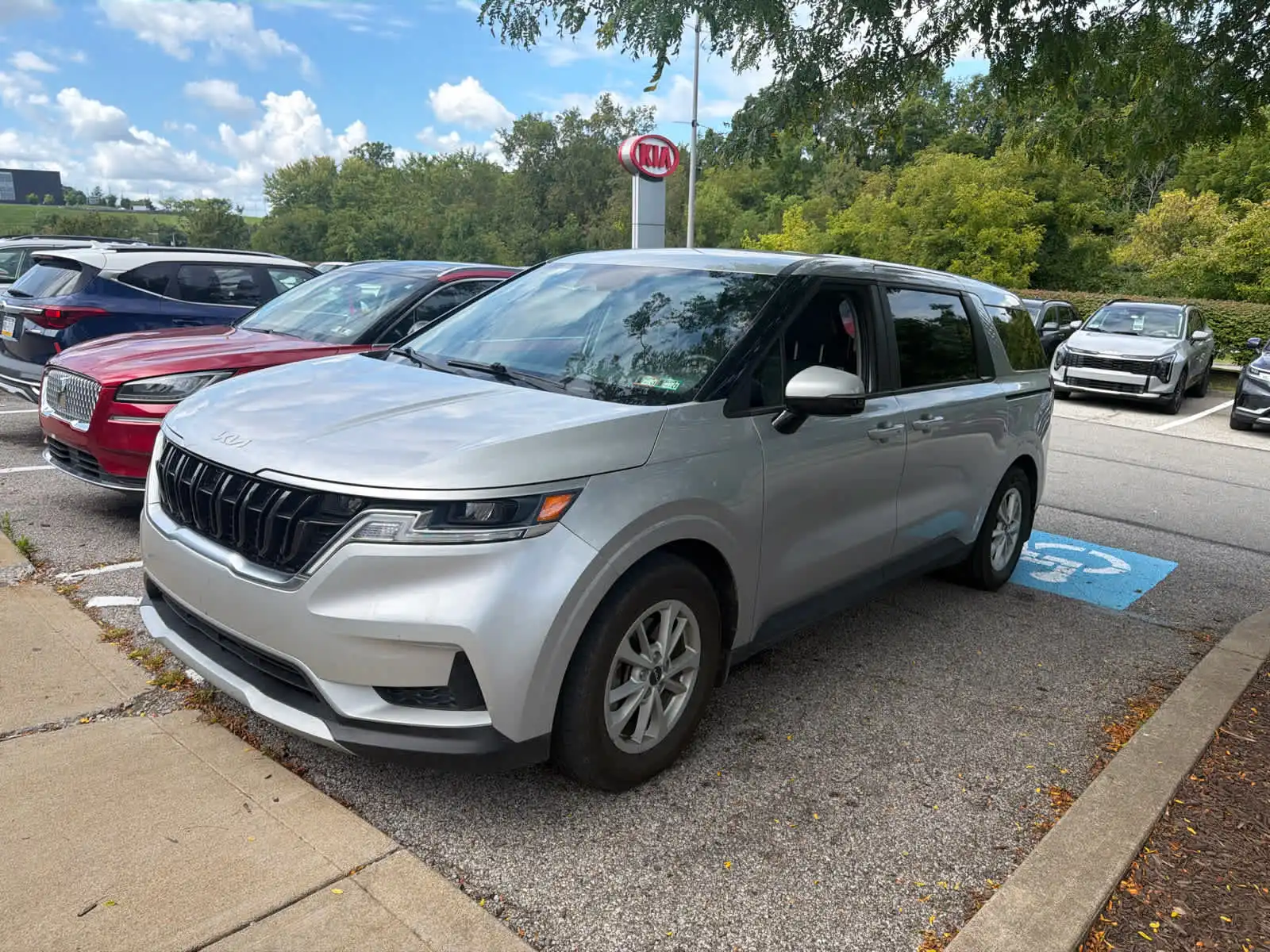 2022 Kia Sedona LX's photo