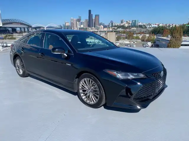 2019 Toyota Avalon Limited Hybrid's photo