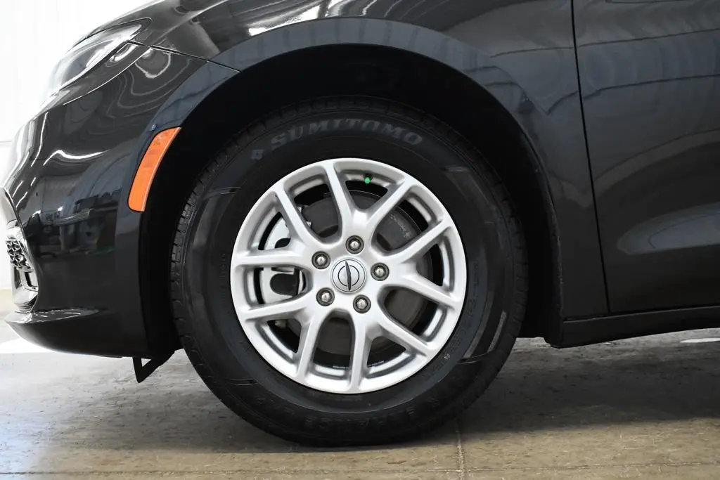 2023 Chrysler Pacifica Touring L photo 3