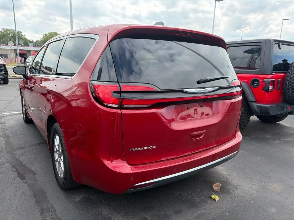 2025 Chrysler Pacifica Select photo 4
