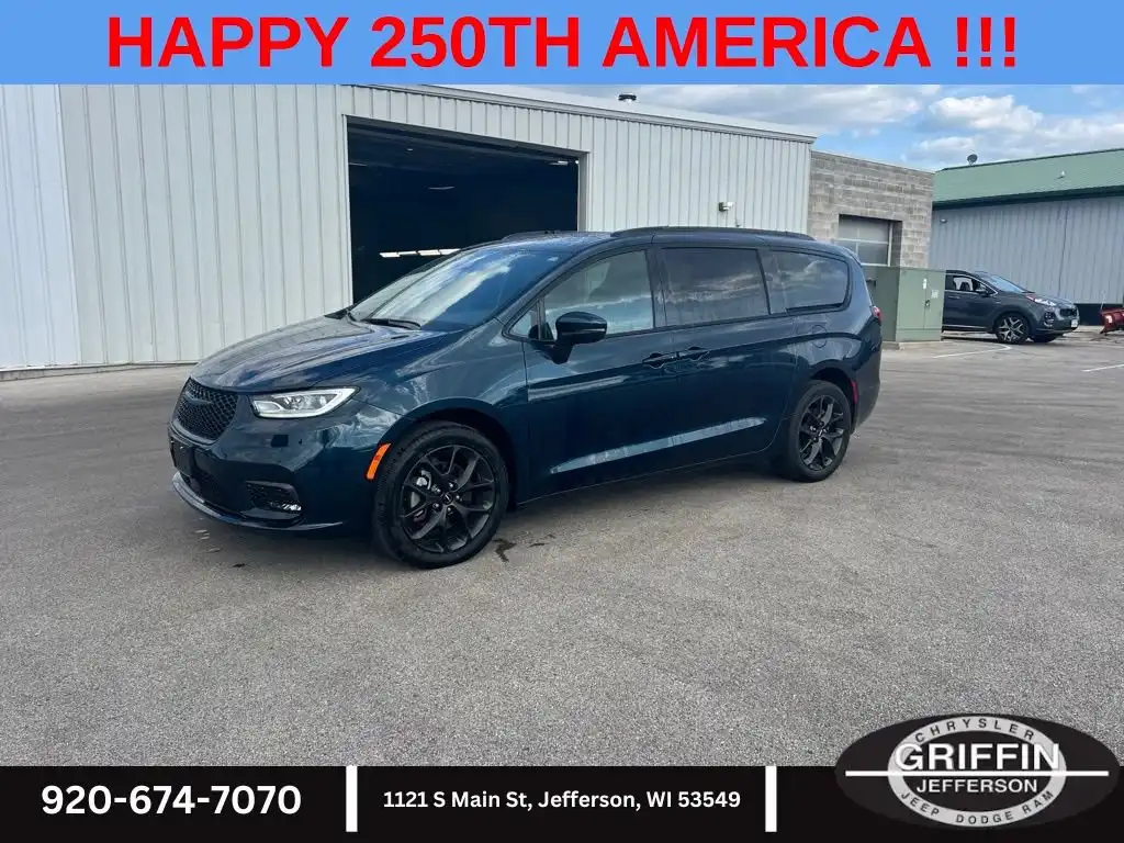 2023 Chrysler Pacifica Touring L AWD's photo