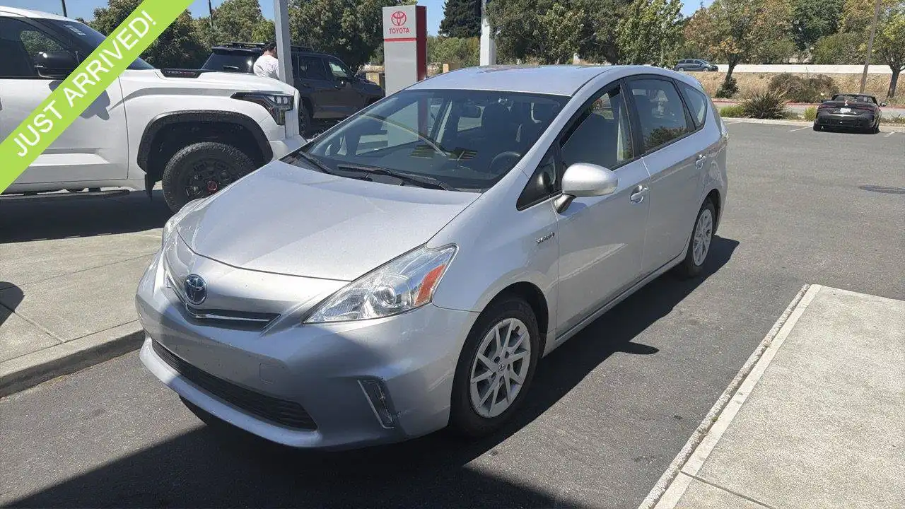 2014 Toyota Prius v Five's photo