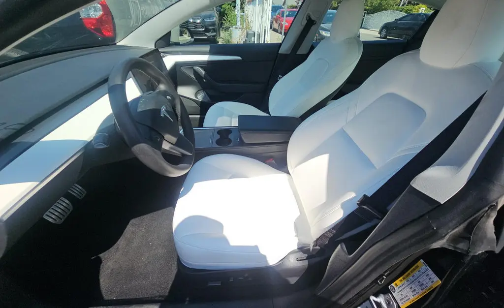 2023 Tesla Model 3 Performance photo 3