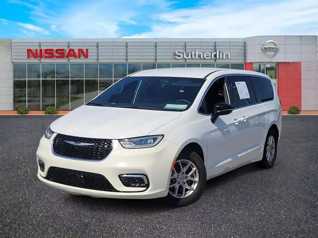 2024 Chrysler Pacifica Touring's photo