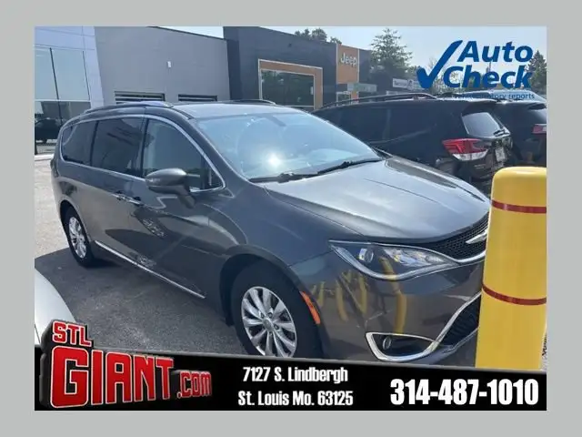 2018 Chrysler Pacifica Touring L's photo