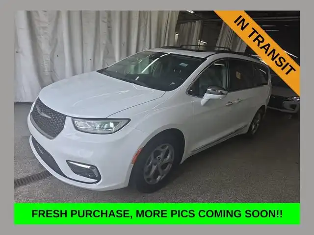 2022 Chrysler Pacifica Limited's photo