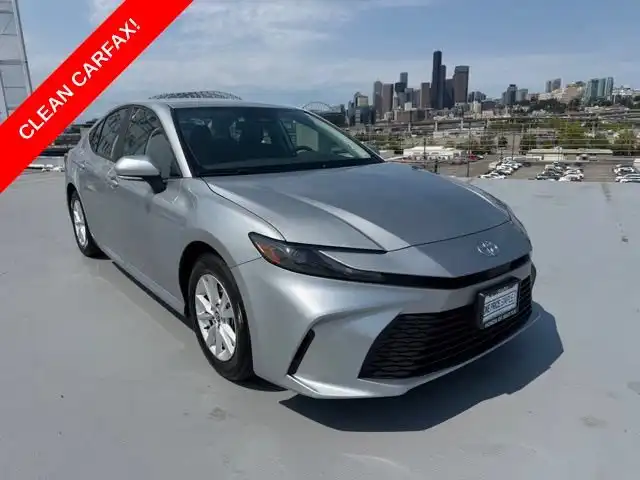 2025 Toyota Camry LE Hybrid's photo