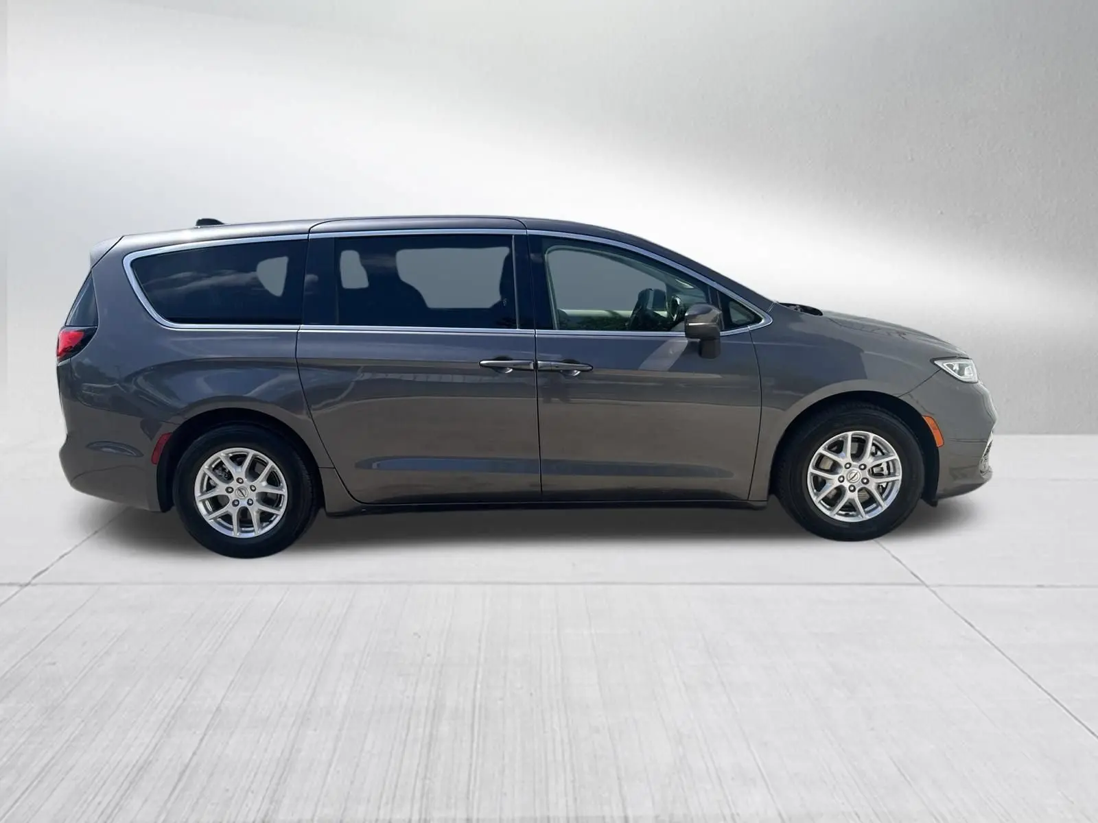 2023 Chrysler Pacifica Touring L photo 5