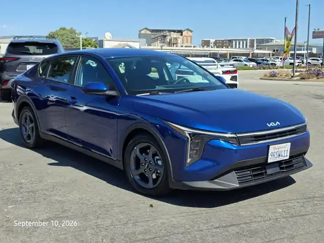 2025 Kia K4 LXS Auto's photo