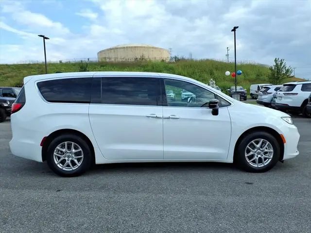 2025 Chrysler Pacifica Select photo 4