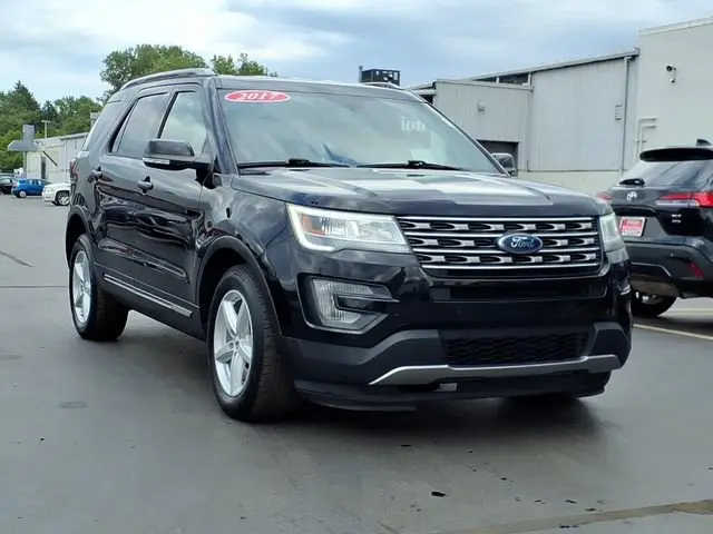 2017 Ford Explorer XLT 4WD photo 3