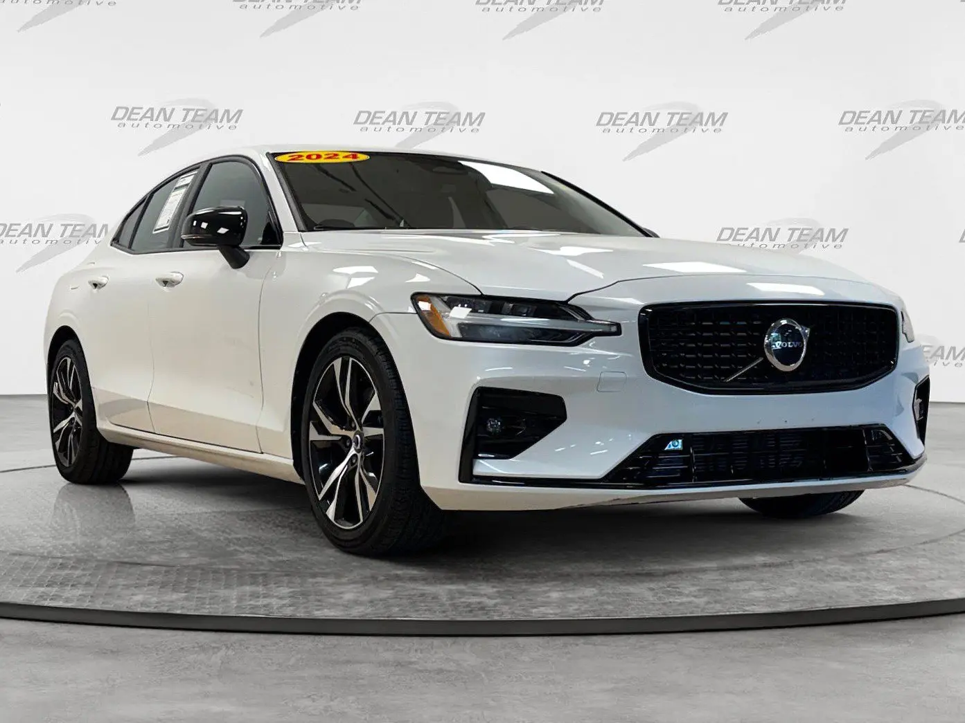 2024 Volvo S60 B5 Core Dark Theme photo 3