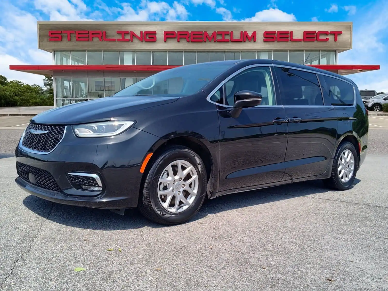 2023 Chrysler Pacifica Touring L's photo