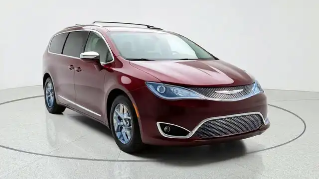 2018 Chrysler Pacifica Limited's photo