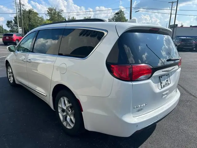2017 Chrysler Pacifica Touring L photo 5