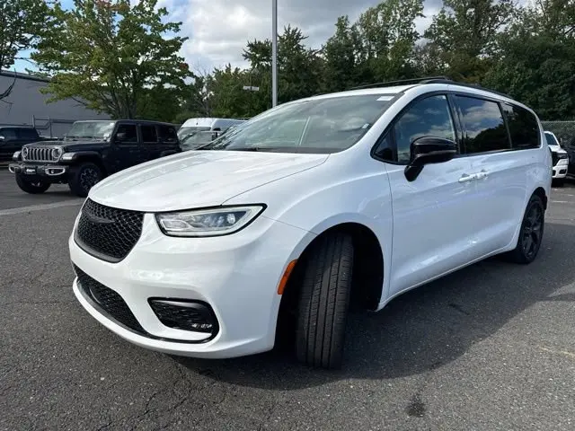 2025 Chrysler Pacifica Limited photo 3