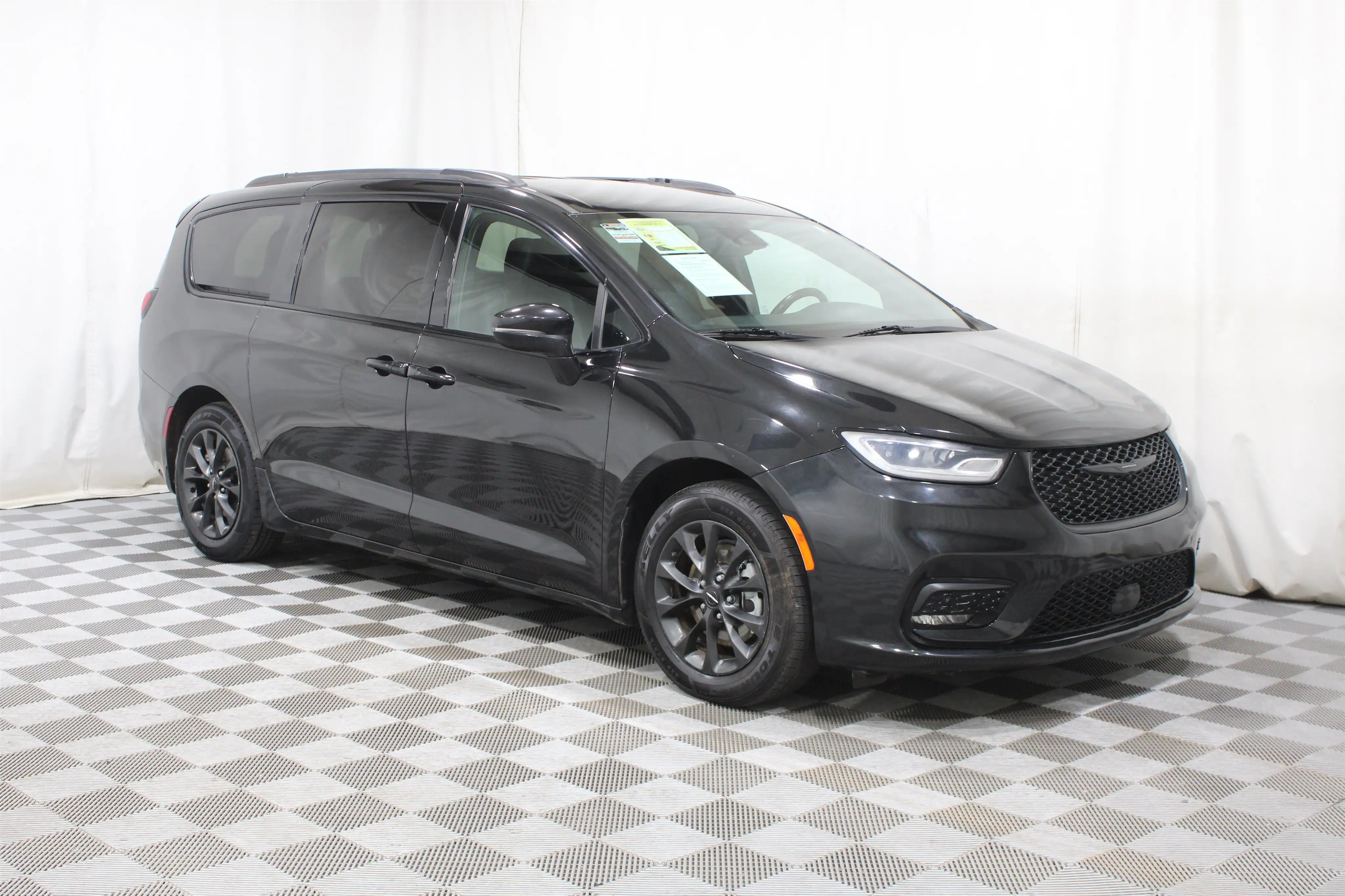 2021 Chrysler Pacifica Touring L's photo