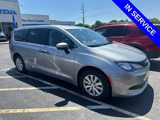 2020 Chrysler Voyager L's photo